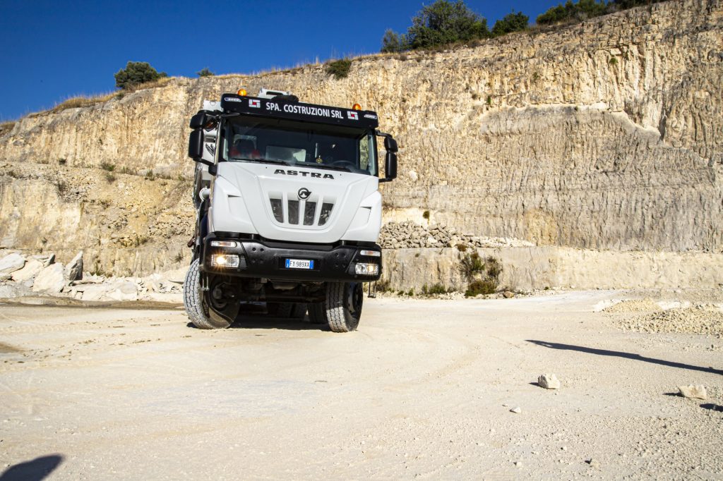 Camion trasporta merce da scavo