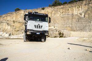 Camion trasporta merce da scavo