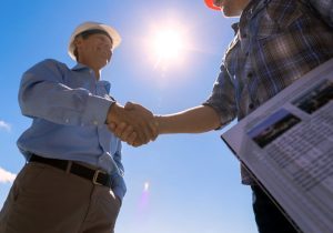 professionisti si stringono la mano